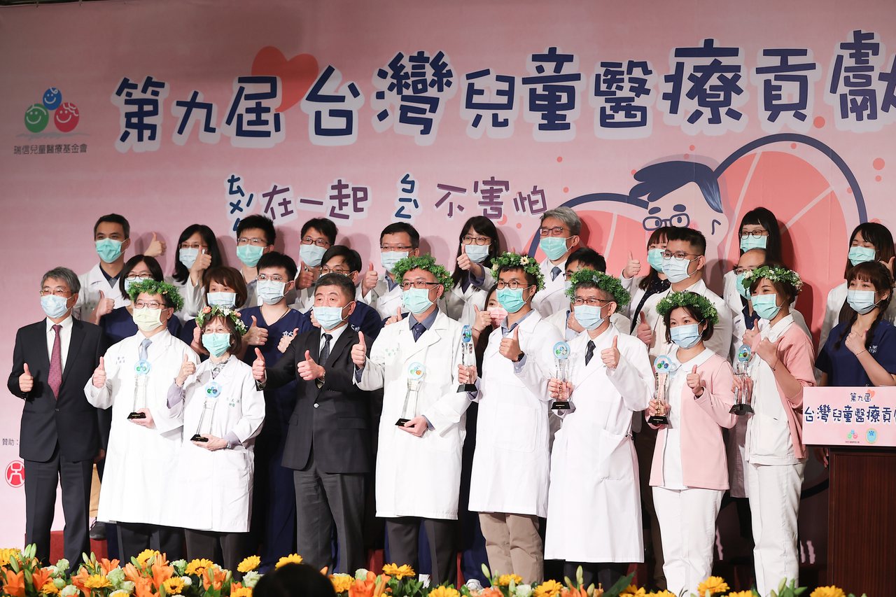 第九屆台灣兒童醫療貢獻獎昨頒獎，得獎者與衛福部長陳時中（前排左三）合影。記者葉信菉／攝影