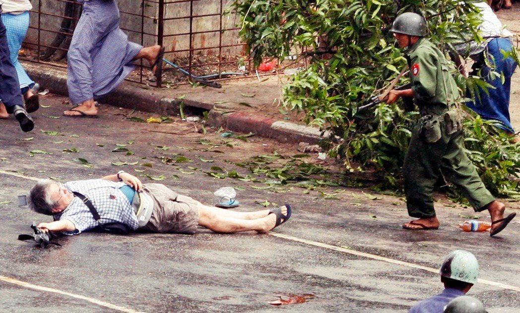 「軍隊濫殺無辜不是第一次，也不是最後一次。」圖為2007年緬甸反軍政府示威，日本...