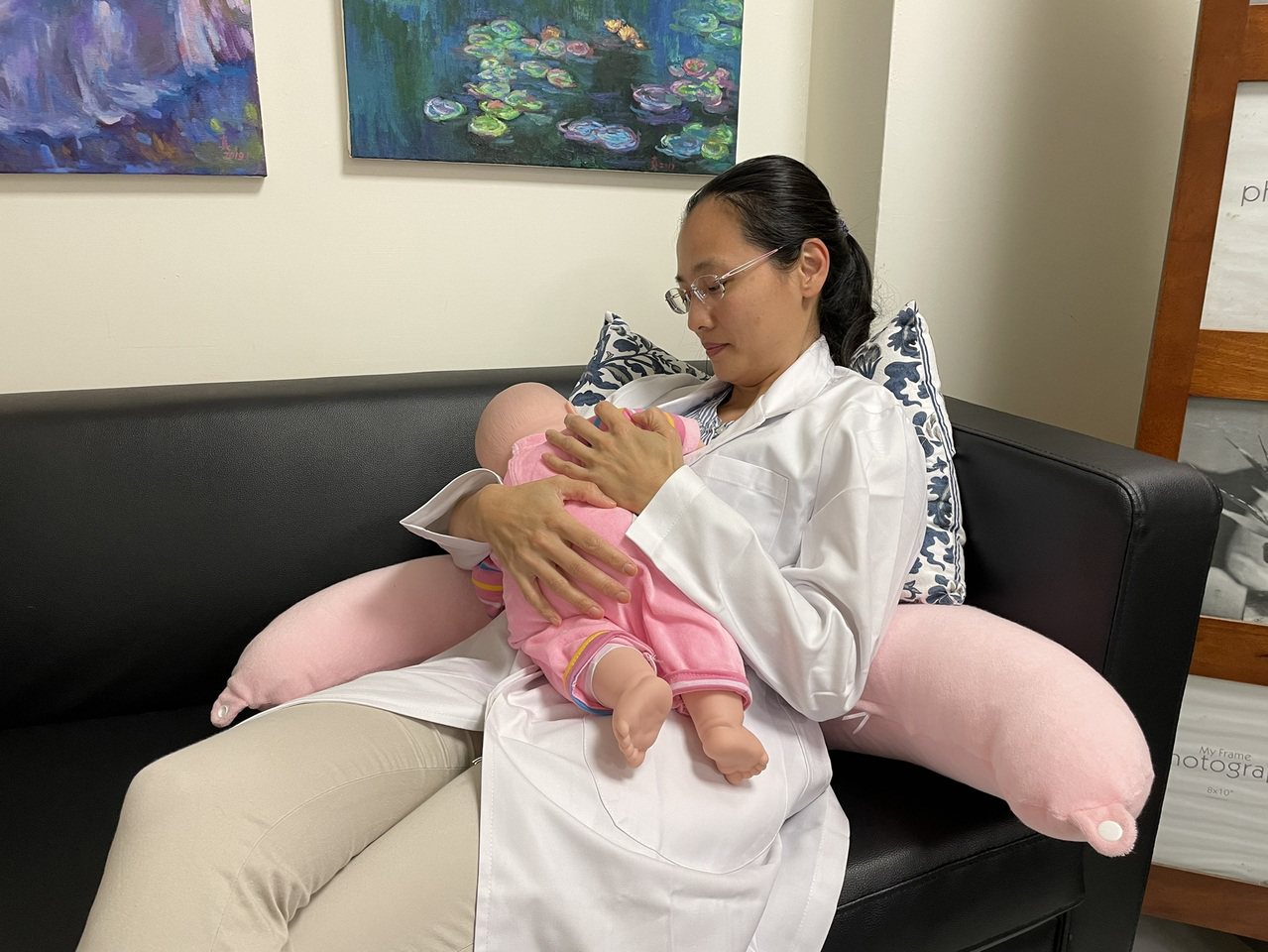 中醫大學新竹附醫婦產科國際認證泌乳顧問許馨予建議媽媽可以嘗試半躺臥姿勢餵奶，在身體放鬆的狀況下，讓寶寶發揮尋乳及含乳的生物本能。記者陳斯穎／攝影