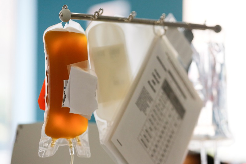 美國食藥局去年8月緊急授權使用血漿療法，但聯邦政府的相關計畫已在本月悄悄停止。圖為西雅圖一家醫院用來治療新冠病患的痊癒者血漿。路透
