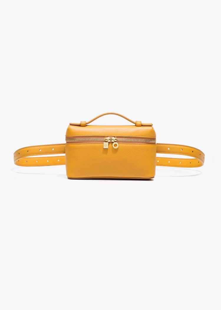 Loro Piana Extra Pocket Bag腰包，54,300元。圖／Loro Piana提供