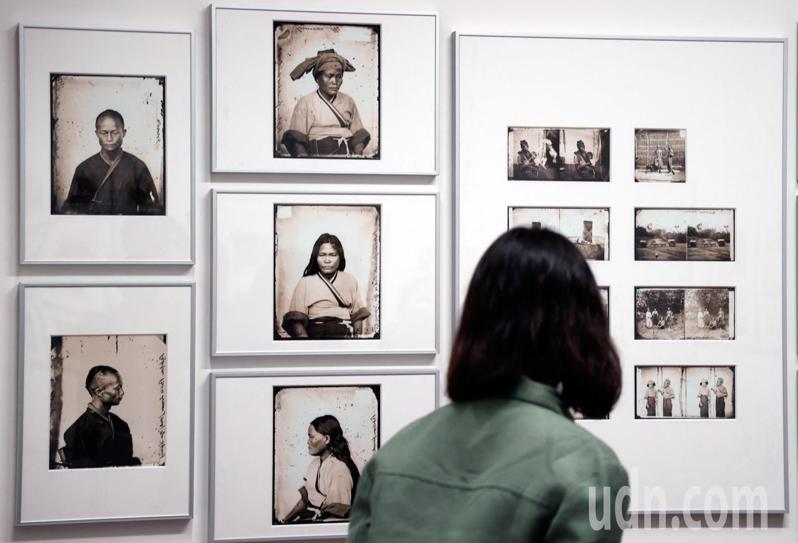 台灣第一座國家攝影文化中心下午舉行開館典禮，現場展出19世紀西方探險家拍攝台灣的歷史影像。記者鄭超文／攝影