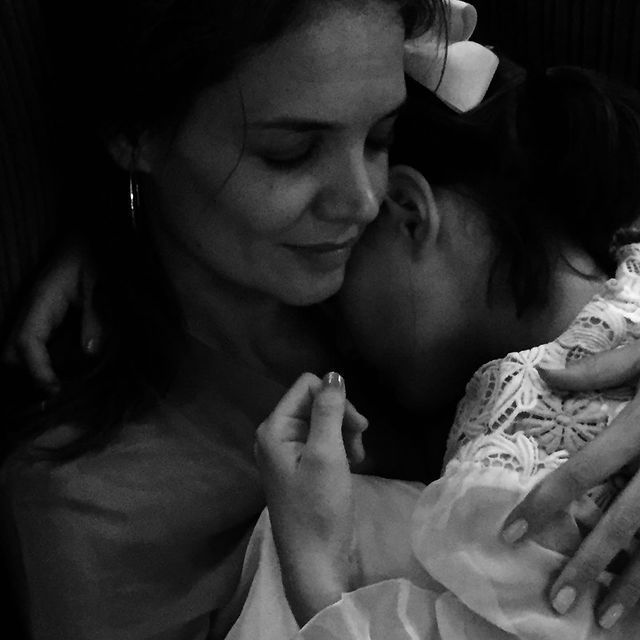 凱蒂荷姆絲（左）發布女兒蘇蕊小時候的照片，祝她生日快樂。圖／摘自Instagram