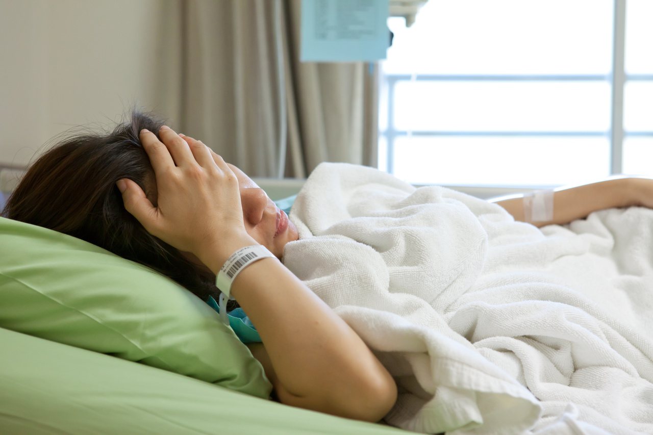 「缺乏睡眠、有睡眠問題和過勞可能是醫護人員感染病毒的因素之一。」但俄亥俄州立大學韋克斯納醫學中心的睡眠醫學專家Steven Holfinger認為，這研究需要更多數據佐證，因為自述過勞的醫護，也可能是因為照顧了更多的病人而增加感染風險。圖／123RF