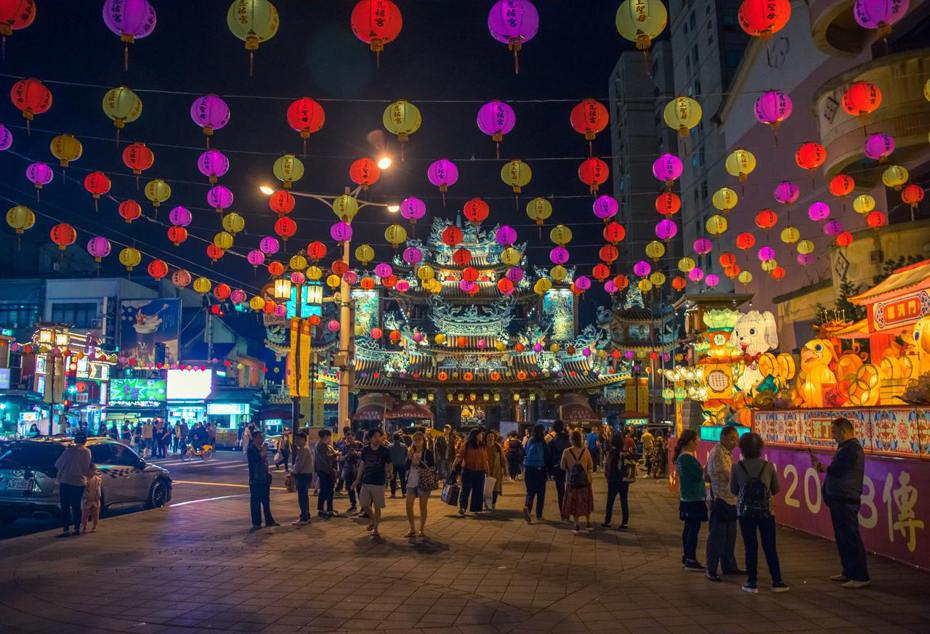 臺灣著名景點饒河街夜市前的燈會帶來濃厚的年節氣氛。（圖／Unsplash）