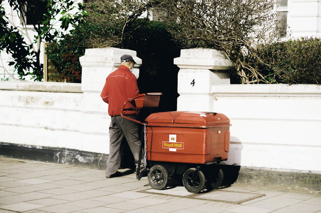 皇家郵政使用的派信小推車。 圖／倫敦男子日常提供