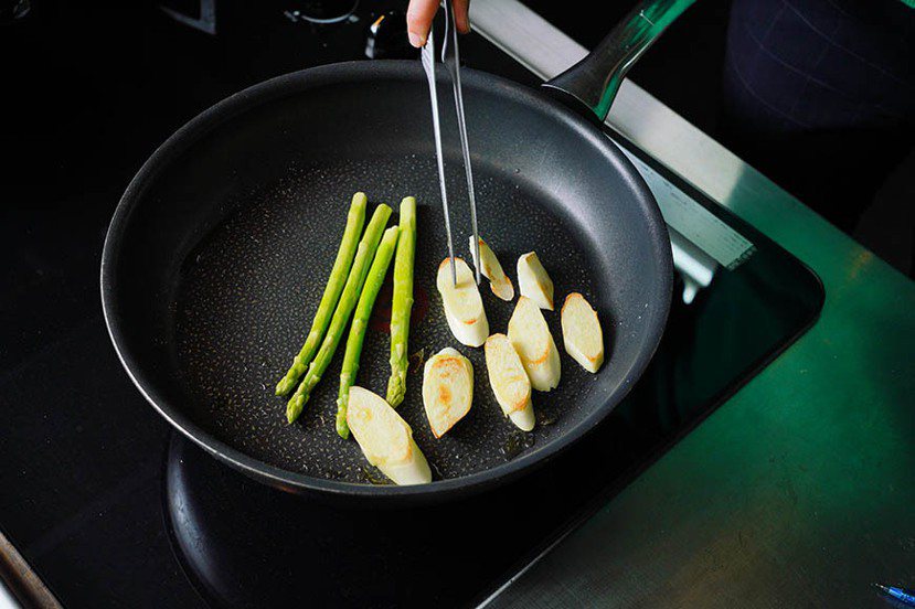 用橄欖油乾煎蘆筍和筊白筍 圖／Ayen Lin攝影