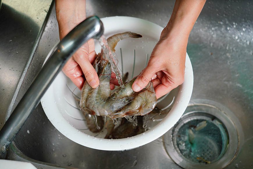 在料理前用流水沖洗，讓表面厚冰融化就可以下鍋。 圖／Ayen Lin攝影