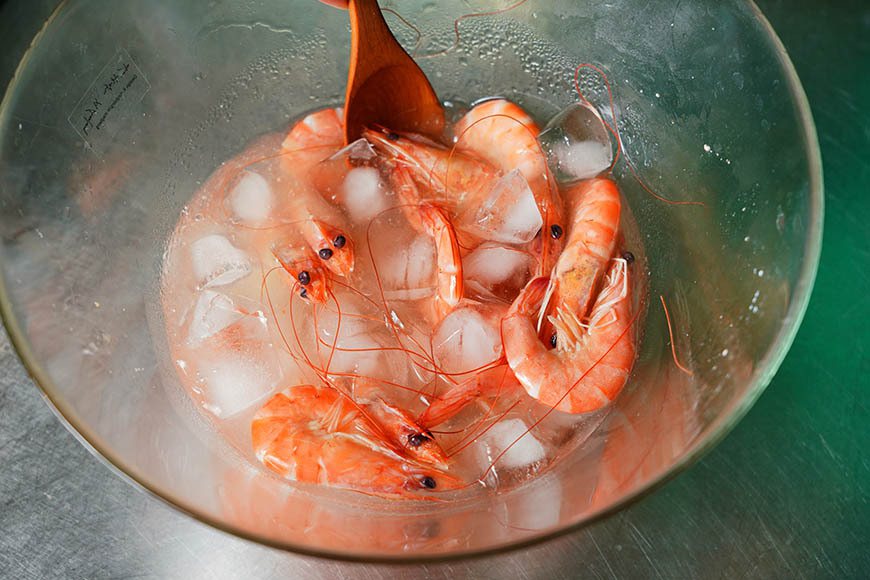 起鍋後立刻冰鎮蝦子，避免餘溫讓蝦肉繼續變老。 圖／Ayen Lin攝影