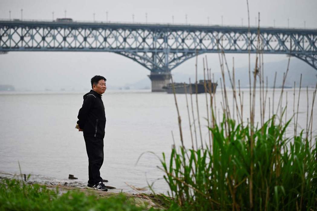 在中國的南京長江大橋，有一位中年大叔從2003年開始自發成為巡橋人，只要發現橋上...