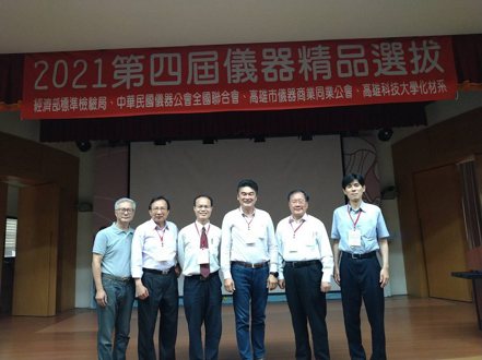 第四屆儀器精品選拔活動，高雄市儀器公會理事長郭鵬成（右三）與評審團。
