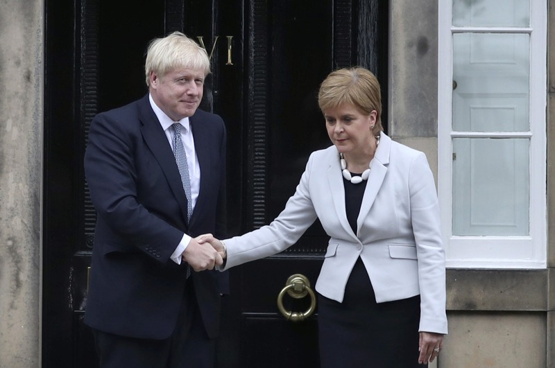 英國首相強生（左）一再拒絕蘇格蘭舉行二次公投的要求。圖為強生2019年7月會晤史特金（右），兩人表情尷尬。美聯社