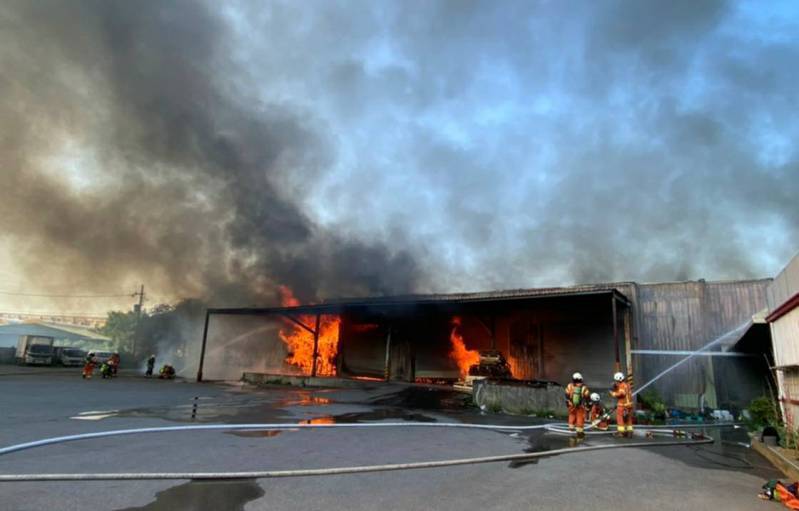 桃園市觀音區一家物流公司倉庫大火猛烈，消防員灌救中，無人受困受傷。記者曾增勳／翻攝