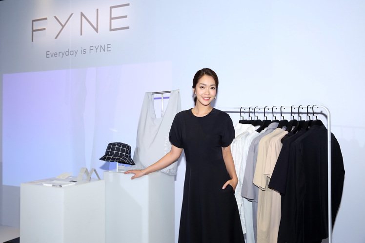 長期關注環境保護的李霈瑜身穿FYNE連身洋裝，為品牌官網開站現身記者會。圖／FYNE提供