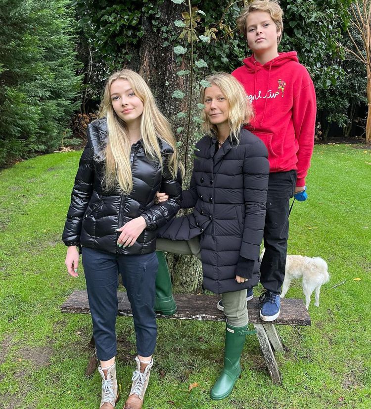 葛妮絲派楚（中）的女兒蘋果（左）、兒子摩西都已是青少年。圖／摘自Instagram