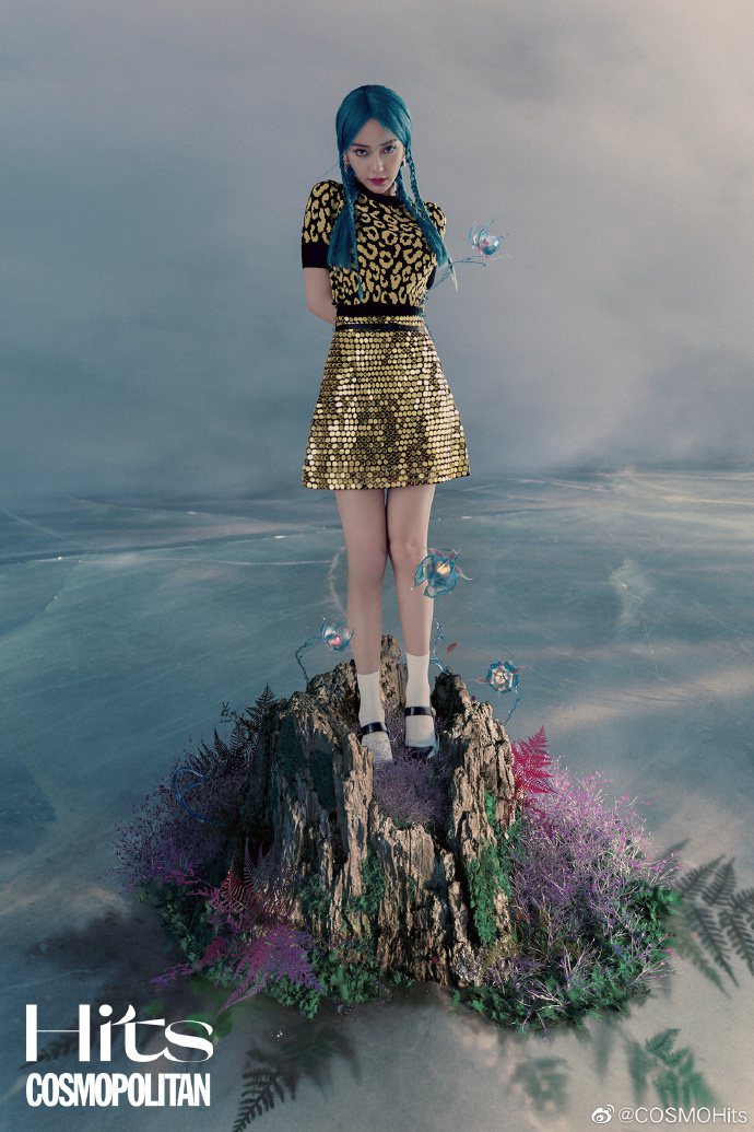 Angelababy以藍髮人魚姬的模樣拍攝COSMOHits。圖／取自微博