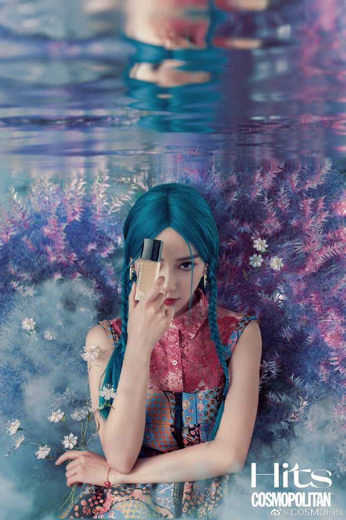 Angelababy以藍髮人魚姬的模樣拍攝COSMOHits。圖／取自微博