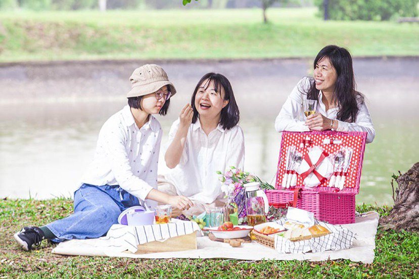 三、五好友一起，隨處都可以享受野餐時光。
 圖／郭宏軒 攝影