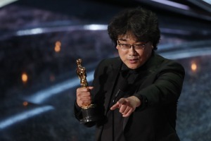 韓國電影「寄生上流」在2020年奧斯卡獎上一舉奪下最佳影片和最佳導演，圖為該片導演奉俊昊。路透