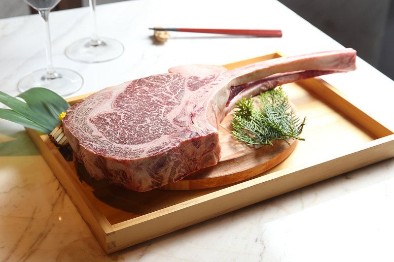 重達1.5公斤的「澳洲Blackmore 9+戰斧牛排」，乃是高雄店的獨家菜色。記者陳睿中／攝影