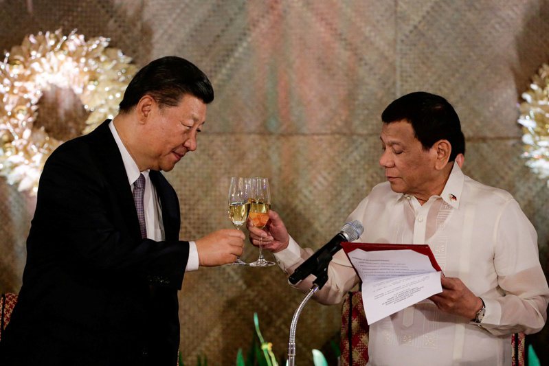 杜特蒂（右）2016年上任後，與北京改善關係。圖為大陸國家主席習近平（左）2018年訪問菲律賓。路透