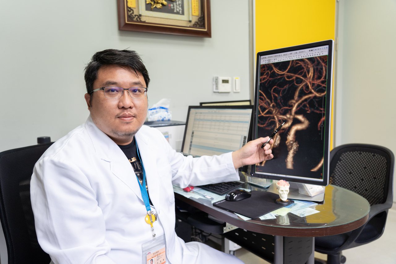 長安醫院神經外科醫師朱彥澤說，95%的腦動脈瘤破裂，事前無明顯症狀，是突發且相當危急的情形。圖／長安醫院提供