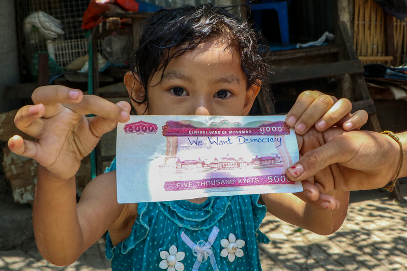 緬甸人民把「我們要民主」等句子寫在流通量最高的幾種面額鈔票上。美聯社