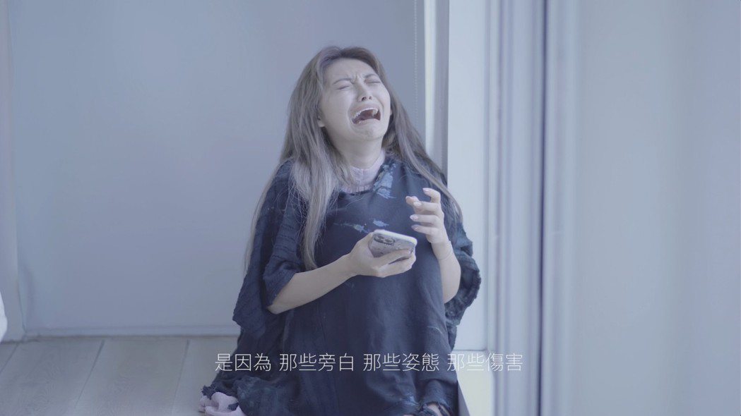 祈錦鈅在MV中崩潰大哭。圖／固力狗娛樂提供