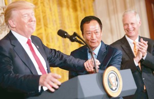 鴻海集團創辦人郭台銘（中）2017年7月與時任美國總統川普（左）和威斯康辛州長渥克（右），在白宮宣布富士康的投資設廠計畫。法新社