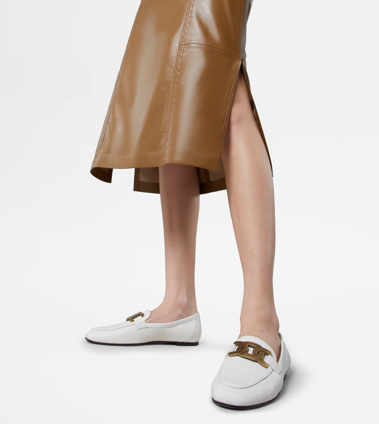 TOD'S Kate白色皮革樂福鞋，28,300元。圖／迪生提供