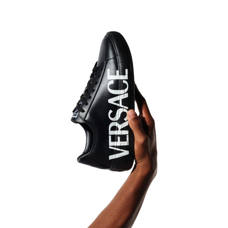 Logo低筒休閒鞋，22,500元。圖／Versace提供