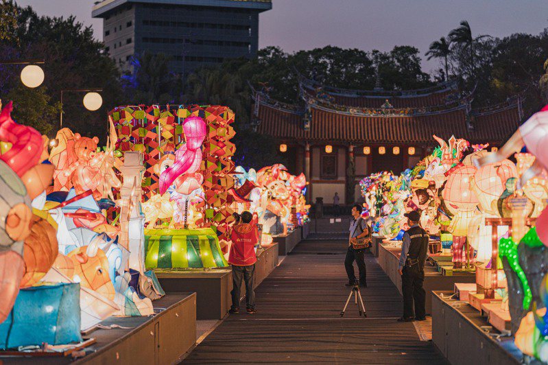 2021台灣燈會因疫情取消，原先燈會舉辦的花燈競賽集結300多件作品，24日起在竹市孔廟廣場展出。圖／新竹市府提供