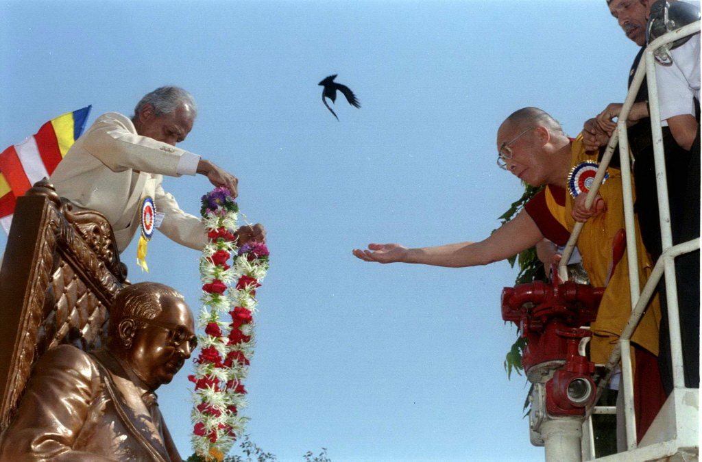 達賴喇嘛與安貝卡博士雕像，攝於1998年，印度新德里。 圖／路透社