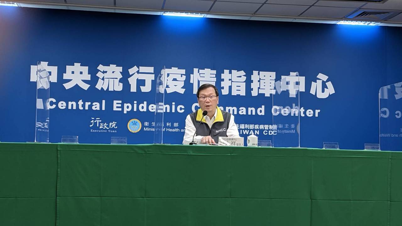 中央流行疫情指揮中心發言人莊人祥呼籲，在台灣整體疫苗接種數量還沒有達到一定規模前，口罩和社交距離都不能鬆懈。記者邱宜君／攝影