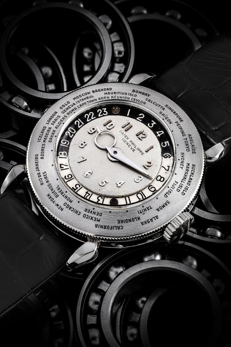 佳士得首場鐘表晚間拍賣「驚世傳奇」呈獻世上唯一現存的百達翡麗型號 1415HU鉑金世界時間腕表，1946年製，估價800萬港元起。圖／佳士得提供