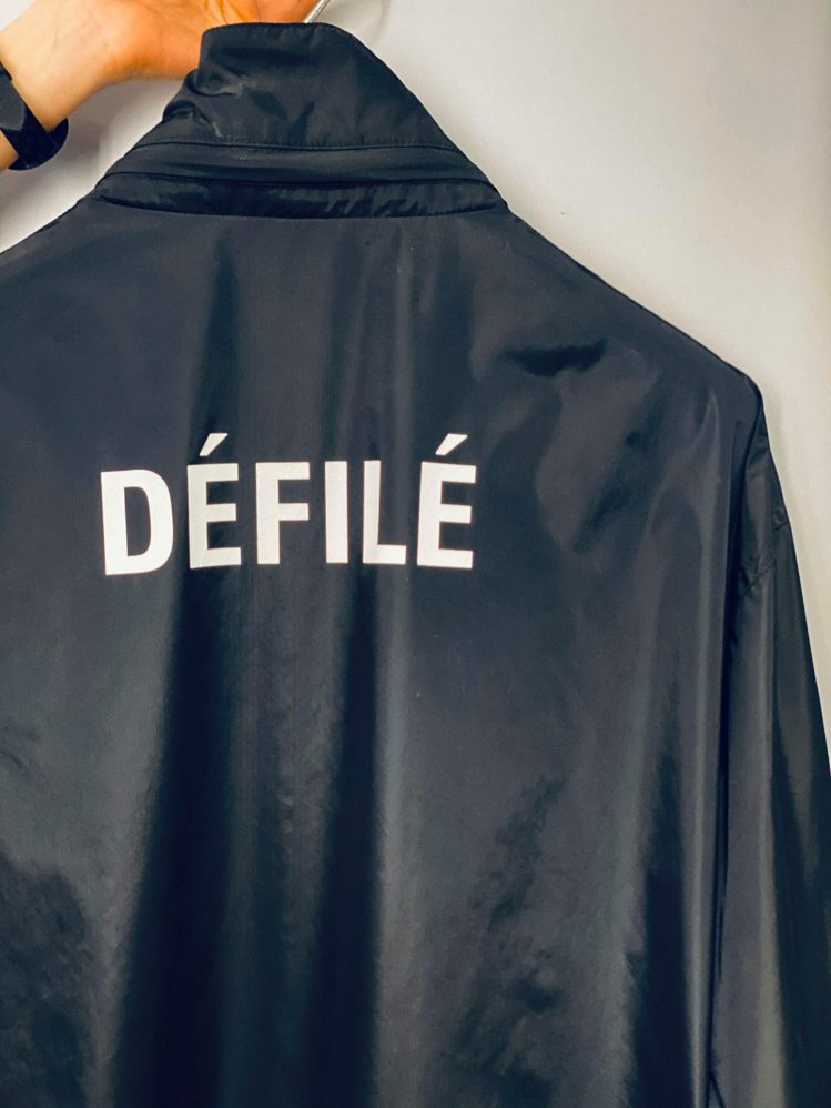 胸前寫著Balenciaga、背後印有法文「Défilé」（時裝秀）的黑色長夾克，靈感則是來自當初在巴黎秀場外的保全衣著，因為太多來看秀的賓客詢問那件衣服，所以Balenciaga乾脆真的設計出來販售，也是這季創作故事中有趣的插曲。記者／吳曉涵攝影