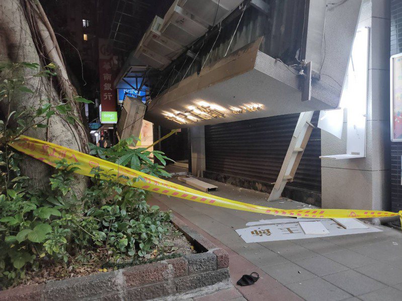 台北市民生東路5段附近一棟大樓的1樓店面雨遮22日晚間崩塌，警消派員到場發現，雨遮懸掛在店面上方，且放置多台冷氣機。（警方提供）