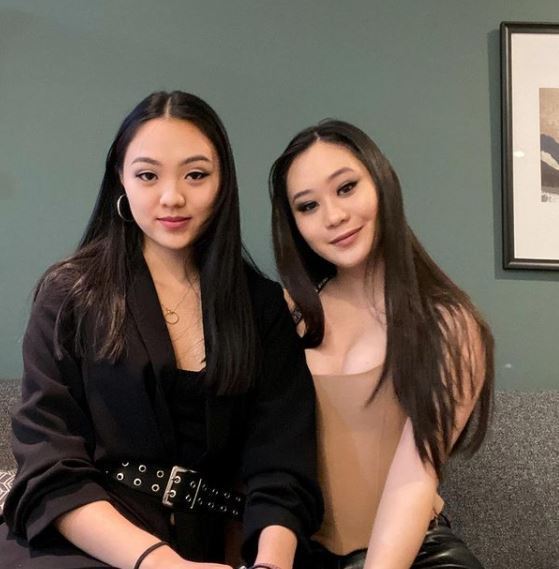 李連杰18歲么女Jada（左）po出為姊姊Jane 慶生的合照，姊妹身材不輸媽。圖／摘自Jada IG