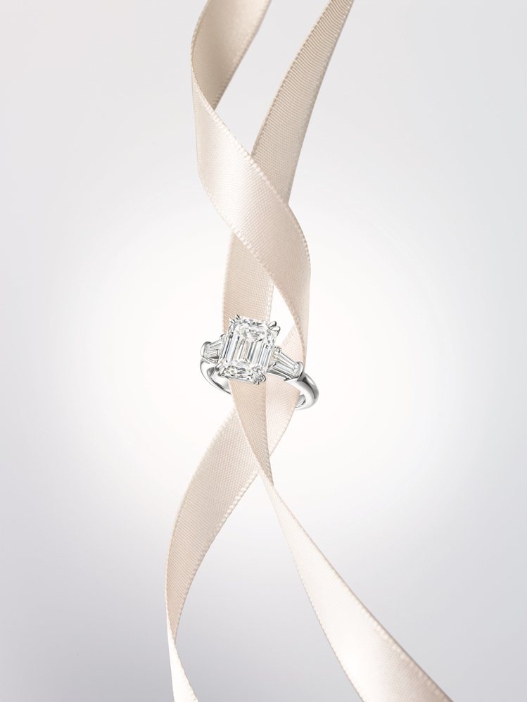海瑞溫斯頓頂級珠寶Classic Winston系列祖母綠型切工鑽石戒指，價格店...