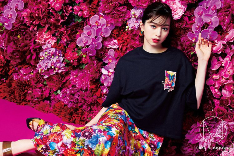 GU宣布與知名攝影師、導演蜷川實花的品牌M / mika ninagawa合作，把她最招牌的燦爛花卉風格融入設計。圖／GU提供