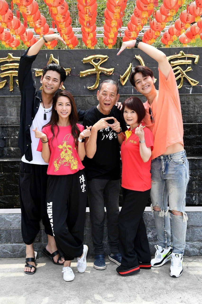 楊子儀（左起）、林韋君、龍劭華、陳瓊美、張勛傑演出「神將少女八家將」，劇組住在高雄內門演員感情好。圗／華視提供，