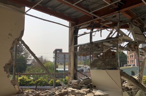 台南鐵路東移案最後一戶半拆迫遷戶黃春香的家遭突襲拆，站在房裡就能看到外頭施工街景。記者何定照／攝影