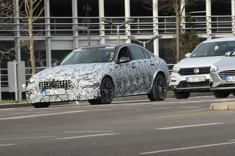 全新Mercedes-AMG C63 測試車竟藏身在車陣中？