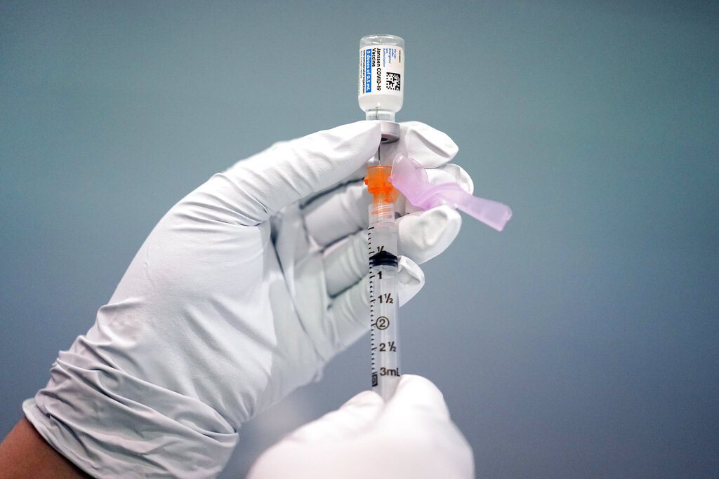嬌生疫苗日前因為出現血栓情況被建議暫停施打，美國疾病管制暨預防中心建議恢復施打，表示施打好處大於可能出現罕見且嚴重的血栓風險，但須加警語。美聯社