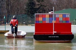 法國勒韋港訓練設施教練布拉吉（Philippe Boulanger）正指導學員駕駛超級貨輪比例模型船通過迷你版蘇伊士運河水道。路透