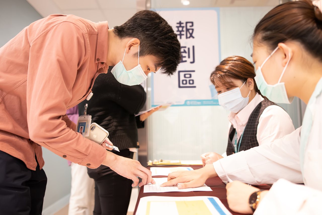 東元醫院21日開始接種AZ疫苗，提供線上及專線預約管道。圖／東元醫院提供