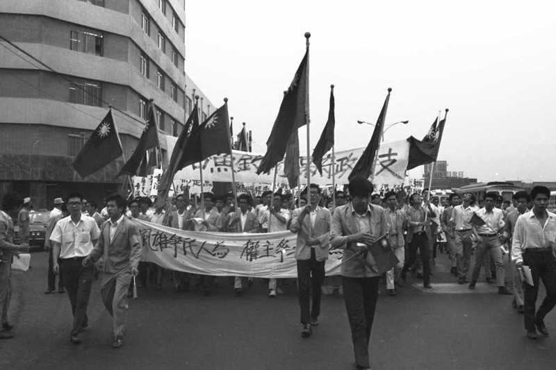1971年海外保釣運動傳回台灣，當年6月17日台大學生遊行到美日兩國大使館前抗議。圖／聯合報系資料照片