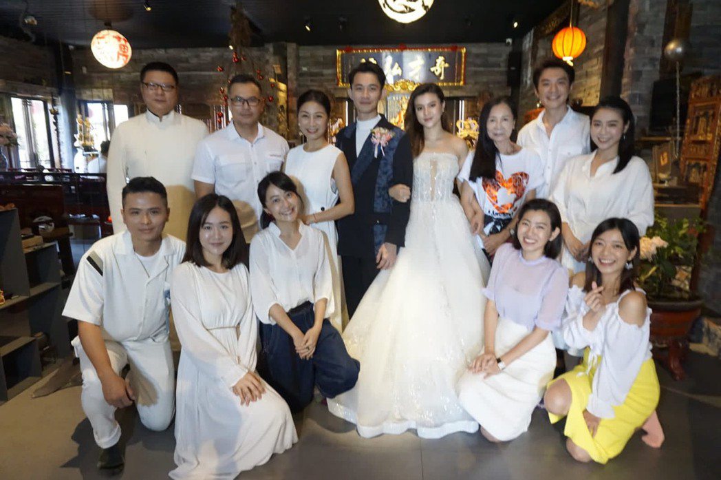 曾子益(中)及香港籍太太Jackie完成婚禮。圖／傳軒媒體提供