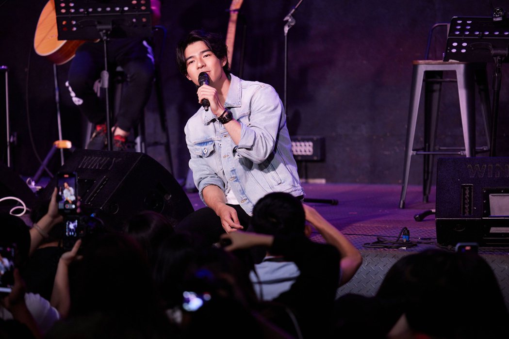 陳昊森昨晚首次live音樂會，唱不過癮，打趣想唱進小巨蛋。圖／華研提供