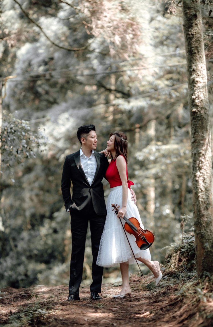 林逸欣(右)喜晾婚紗照，與Tony將在7月24日舉辦婚宴。圖／旋轉娛樂提供